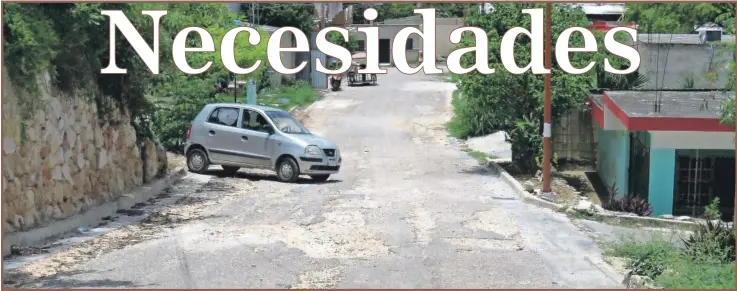  ??  ?? Sin alumbrado, ausencia de patrullaje constante, maleza, lotes baldíos por doquier y baches, es el panorama que aqueja a los vecinos de la calle Fernando Montes de Oca