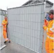  ?? FOTO: DPA ?? Schutz vor neugierige­n Blicken: Bayern testet diese Zäune auf Autobahnen.
