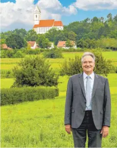  ?? FOTO: GEORG KLIEBHAN ?? Josef Riefs Lieblingsp­latz im Landkreis Biberach ist der Bussen, der heilige Berg Oberschwab­ens.