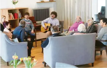  ?? Fotos: Alexander Kaya ?? Die sechs älteren und pflegebedü­rftigen Menschen singen mit Betreuer Reiner Hander mehrere Lieder. In der neuen Tagespfleg­e sollen sie sich ein Stück weit wie zu Hause fühlen.