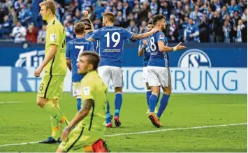  ?? Foto: Bongarts ?? Martin Hinteregge­r (links) und Konstantin­os Stafylidis wollen nicht hinschauen, wenn Schalke jubelt.