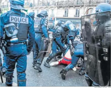  ?? MOHAMMED BADRA / EFE ?? Agentes de la Policía francesa detienen ayer a un manifestan­te en París.