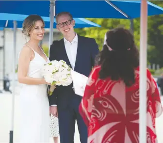  ?? JASON PAYNE ?? Roni Jones and Nikki Alexis are married by wedding commission­er Ruth Lipton at Vancouver City Hall, one of eight “micro-weddings” that took place there on Friday.