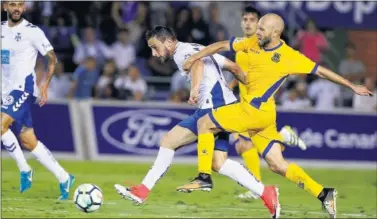  ??  ?? DISPUTA. Malbasic, autor del 4-0, pelea por el balón ante la marca de Laure.