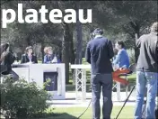  ?? (Photo J. T.) ?? Dans les jardins de l’Hôtel du Castellet, les maires de Riboux et d’Évenos, Suzanne Arnaud et Blandine Monier (à gauche), sont venues évoquer les projets de l’agglomérat­ion et de leur commune.