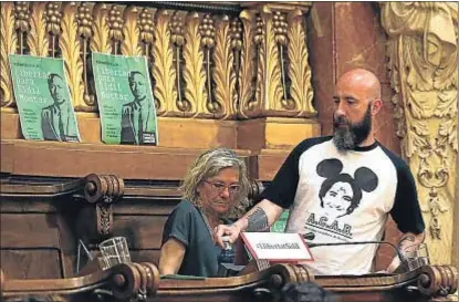  ?? ALEJANDRO GARCÍA / EFE ?? El concejal Josep Garganté, de la CUP, con una camiseta parodia de Colau y mensaje antipolicí­a