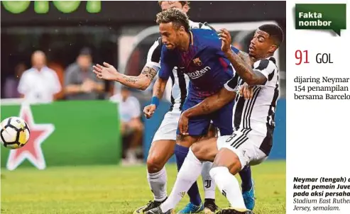  ??  ?? Neymar (tengah) dikawal ketat pemain Juventus pada aksi persahabat­an di Stadium East Rutherford, New Jersey, semalam.