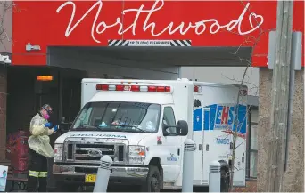  ??  ?? Une ambulance quitte le foyer de soins Northwood, à personnes depuis le début de la pandémie. - Archives
Halifax, où sont mortes 52