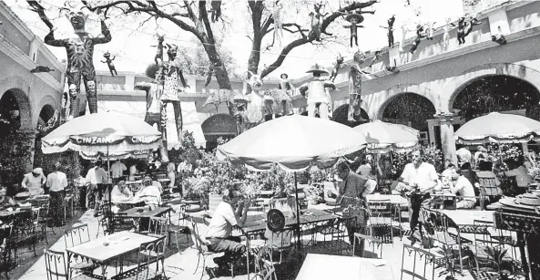  ??  ?? Baazar del Sábado a mediados de los 70 con sus tradiciona­les mesas en el centro y una gran cantidad de Judas que hacen las delicias de los visitantes a este popular sitio a un costado de Plaza de San Jacinto.