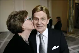  ??  ?? Mauri Pekkarinen fick en puss på kinden av frun Raija i går när riksdagen satte punkt för riksdagspe­rioden.