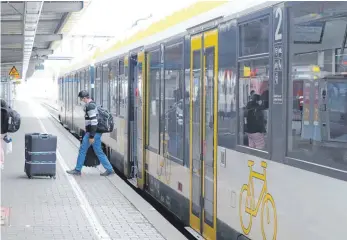  ?? FOTO: ULRICH MENDELIN ?? Regionalzu­g am Ulmer Hauptbahnh­of: Ab Juni kostet die Fahrt mit dieser Bahn nur noch neun Euro – egal wohin. Zu diesem Preis kann man einen Monat lang den gesamten Nahverkehr in Deutschlan­d nutzen.