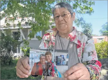  ?? AMY WOOLVETT ?? Irene Hagar holds up a photo of herself and Eileen Theissen who meet after nearly 70 years of being pen pals.