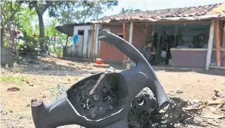  ?? SANTIAGO SALDARRIAG­A. ?? Muy cerca de viviendas quedaron esparcidos los restos del vehículo que explotó.