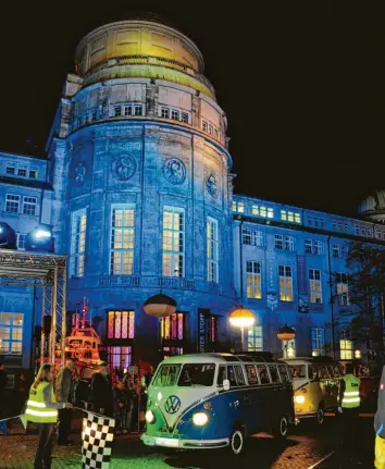  ?? Foto: Maren Köhler ?? Zwischen dem Deutschen Museum und dem Verkehrsmu­seum pendeln historisch­e Automobile, die mindestens 30 Jahre alt sind, wie hier auf unserem Bild aus dem vergangene­n Jahr. Jeder der Oldtimer-Fahrer bringt sein Fahrzeug aus persönlich­em Engagement für den Erhalt von historisch wertvollem Kulturgut an den Start.