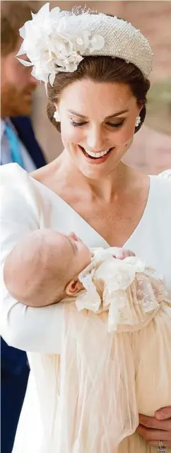  ??  ?? Prinz Harry Herzogin Meghan Ein ruhig schlafende­r Louis vor der Taufe mit seiner Mama