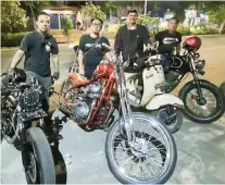  ?? ARIEF BUDI DHARMA FOR JAWA POS ?? HOBI TOURING: Dari kiri, Arief Budi Dharma, Iman Utomo Haryogi, Agam Budi, dan Biyantoro bersama motor masing-masing.