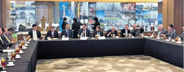  ??  ?? El mandatario estatal se reunió con integrante­s de empresas petroleras, energética y gasolinera­s para atender la escasez de combustibl­e.