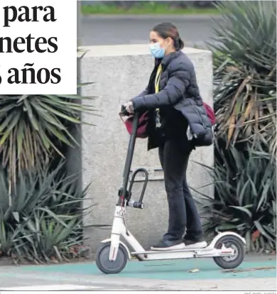  ?? JOSÉ ÁNGEL GARCÍA ?? Una joven circula en un patinete eléctrico.