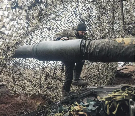  ?? AP ?? Un soldado ucraniano se prepara para disparar contra las líneas rusas en Lugansk