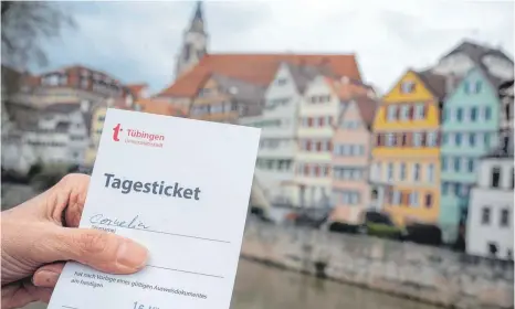  ?? FOTO: DPA/SEBASTIAN GOLLNOW ?? Erst testen, dann Einkaufen oder Essen gehen. Die Stadt Mengen würde gern das Testmodell aus Tübingen übernehmen.