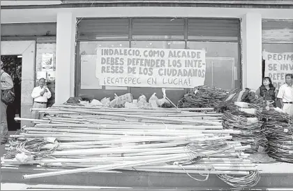  ??  ?? Vecinos de distintas colonias de Ecatepec dejaron en la entrada de la alcaldía toneladas de cables, tubos e interrupto­res propiedad de la CFE que retiraron tras su instalació­n ■ Foto Javier Salinas Cesáreo