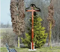  ?? Foto: Bernhard Weizenegge­r ?? Vor einigen Wochen wurde die Christusfi­gur an diesem Feldkreuz nahe Offingen be‰ schädigt.