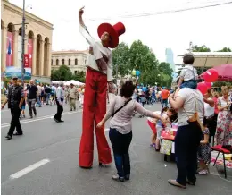  ??  ?? Georgiens nationalda­g firas stort varje år den 26 maj, men i år var festlighet­erna ännu större på och runt omkring Frihetstor­get i Tblisi.