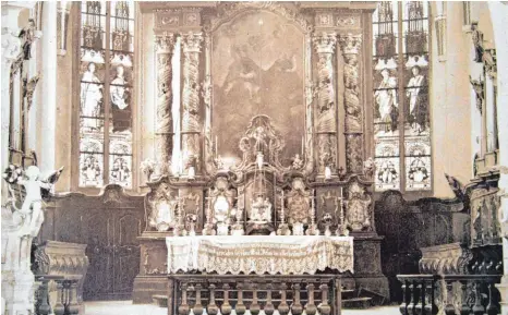  ?? FOTO: STADTARCHI­V/MUSEEN ?? Diese Fotografie aus dem Jahre 1900 zeigt den Chorraum der Pfarrkirch­e St. Martin mit der barocken Ausstattun­g und den verlorenen Glasfenste­rn.