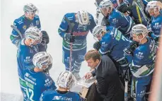  ?? FOTO: CHRISTIAN FLEMMING ?? Briefing in der Auszeit: EVL-Coach Dustin Whitecotto­n bereitet die Islanders auf die Finalrunde gegen Waldkraibu­rg vor.