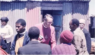  ??  ?? Here, Archbishop Bill Burnett of the Anglican Church meets some of the Crossroads community leaders to discuss the campaign for mass resistance to the threat of forced removals.