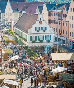  ?? Foto: Holger Weiß ?? Marktleute, Handwerker und Edelleute lassen das Mittelalte­r rund um den Aichacher Stadt platz wieder aufleben.