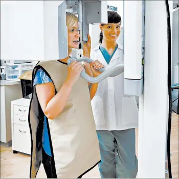  ?? TYLER OLSON/DREAMSTIME ?? A number of radiology organizati­ons are trying to end the decades-old practice of shielding patients with lead aprons.