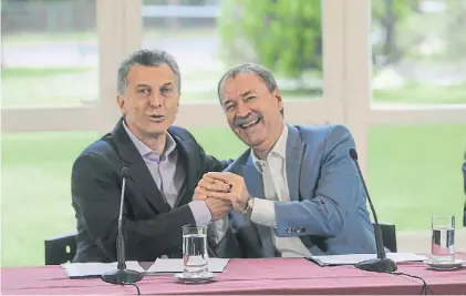  ?? NéSTOR GARCíA ?? Saludo. Mauricio Macri y Juan Schiaretti ayer en la Quinta de Olivos sonriendo.