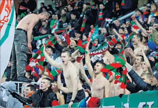  ??  ?? GRADA CALIENTE. Seguidores del Lokomotiv de Moscú animando a su equipo en su estadio.