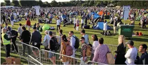  ??  ?? People arrive to join ticket queues in Wimbledon Park for the 2019 Championsh­ips