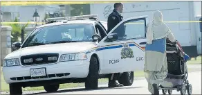  ?? NICK PROCAYLO/PNG ?? RCMP and the IHIT were on the scene Wednesday after a suspicious death Tuesday on Woodhead Road in Richmond.