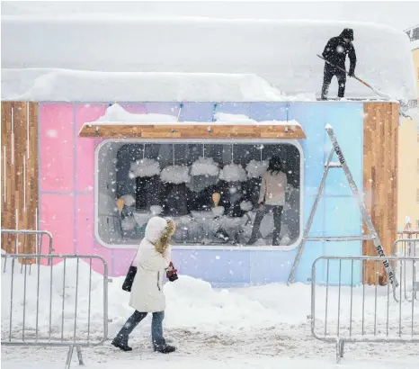  ?? FOTO: AFP ?? Schnee hin oder her, in Davos nimmt das Leben seinen gewohnten Gang.