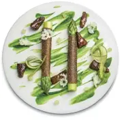  ??  ?? Invenzioni. sotto: asparagi e spugnole, uno dei piatti proposti dallo chef Mathieu Pacaud. Inventions. below: asparagus and morels, one of the dishes proposed by chef Mathieu Pacaud.