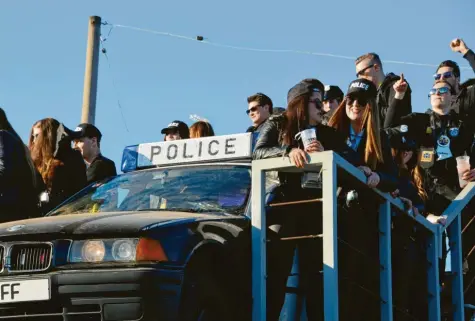  ?? Foto: Simone Bronnhuber ?? Die Polizei hat bei Umzügen eine ganze Menge zu tun – die Feiernden auf dem Foto vom Höchstädte­r Umzug sind deshalb schnell als Verkleidet­e zu erkennen. Am heutigen Faschingsd­ienstag finden noch Umzüge in Gundelfing­en, Holzheim, Unterglauh­eim und Binswangen statt.