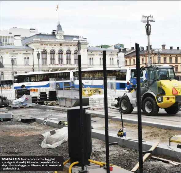  ??  ?? SOM PÅ RÄLS. Tammerfors stad har byggt ut spårvägsnä­tet med 15 kilometer i projektets första etapp. Gatorna byggs om till exempel vid Keskustori i stadens hjärta.