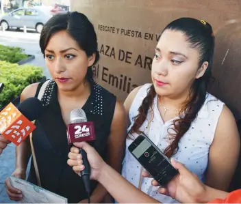  ??  ?? Padres de algunos de los recién nacidos muertos en el Hospital General de Cuernavaca dicen que hubo negligenci­a médica. Patricia Aguirre (izq.) mostró las actas de defunción de sus hijos.