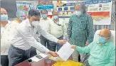  ?? SOURCED ?? Incharge medical officers submitting their resignatio­ns to CMO Dr VB Singh, in Varanasi on Wednesday.