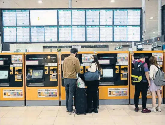  ?? MANÉ ESPINOSA ?? Un nuevo billete para un nuevo tren.la estación de Sants será una de las estaciones por las que circulará el futuro tren lanzadera