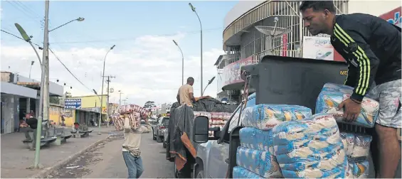  ?? EFE ?? Desabastec­imiento. Venezolano­s lleguen a Pacaraima, una pobre ciudad del norte de Brasil, limítrofe con Venezuela, para comprar víveres.