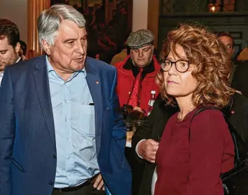  ?? Fotos: Peter Fastl und Silvio Wyszengrad ?? Die Enttäuschu­ng steht den beiden Spd-direktkand­idaten Margarete Heinrich und Harald Güller ins Gesicht geschriebe­n. Die SPD erlitt in Augsburg erdrutscha­rtige Verluste.