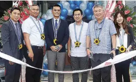  ??  ?? (From left) SPH assistant general manager cecil capacete, Grand canyon Multi-holdings, inc. vP for operations Lorenz aguilar, SPH vP and GM for automobile Shuzo Hoshikura, together with calamba city Mayor timmy chipeco, Grand canyon Multi-holdings,...
