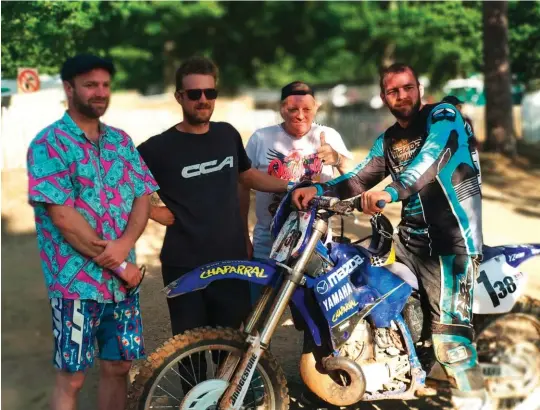  ??  ?? Éric Breton et sa tribu au « 100 % More’O ». « BigRit’ » aimait intrinsèqu­ement le motocross, comme toutes les discipline­s vecteurs d’adrénaline. Il avait occupé le poste d’adjoint à MV avant de prendre la rédaction en chef de Moto Revue.