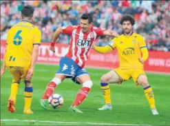  ??  ?? SIN GOL. Sandaza dispara a puerta ante Toribio y Víctor Pérez.