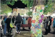  ?? ?? Las mariposas -símbolo surgido tras el asesinato de Nerea y Martina por su padre en Castellón- llenaron la plaza Navarra.