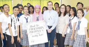  ??  ?? Elek Toth and principal Josephine Obligar with Ponciano Bernardo High School students, who show their appreciati­on for Concentrix’s donation to the school.